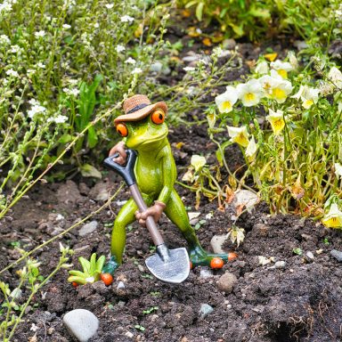 Robert bei der Gartenarbeit