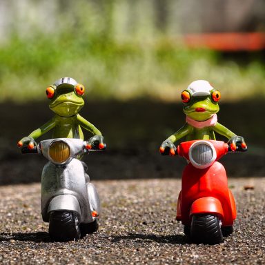 Claudia und Robert auf den Vespas